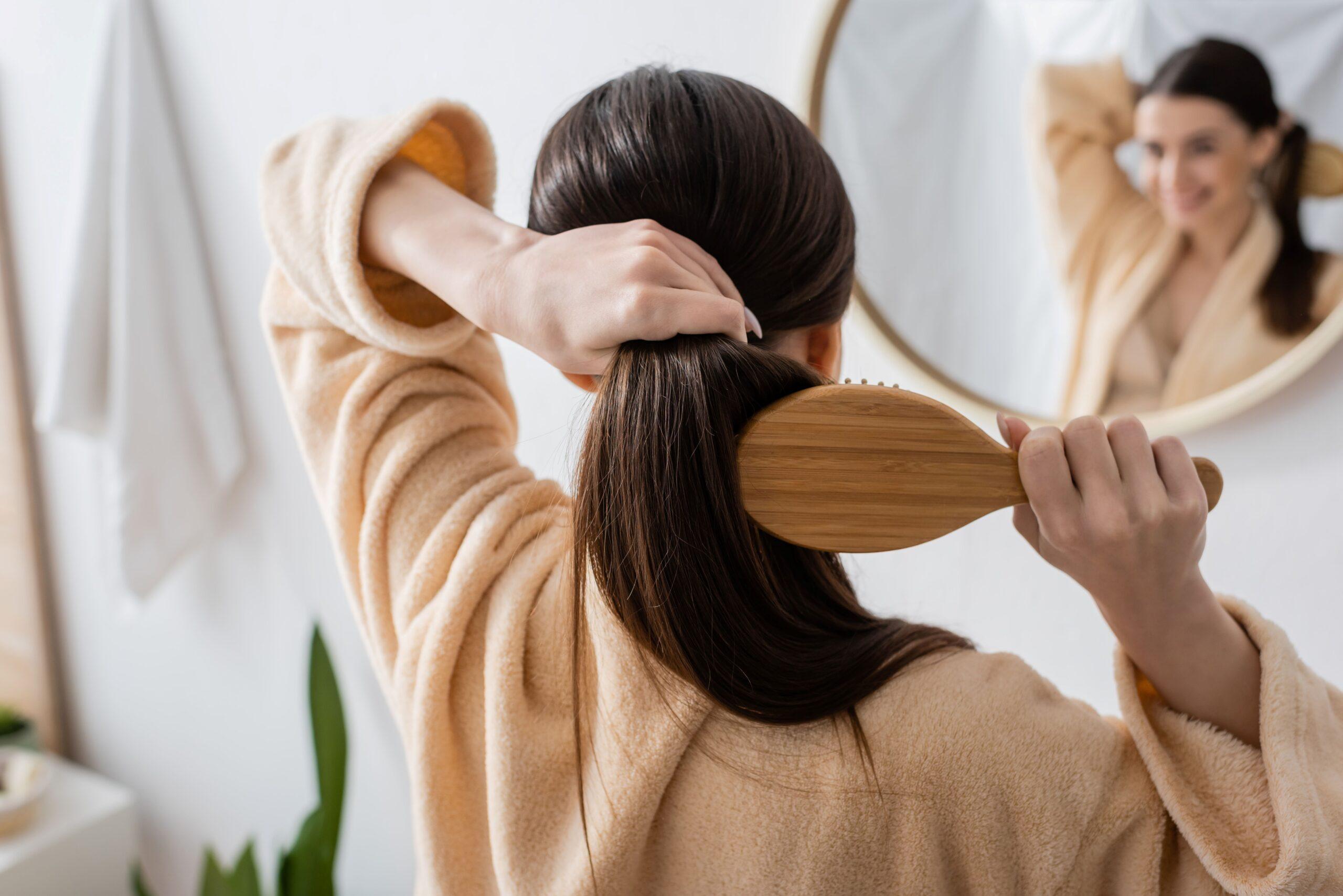 Frau bürstet Ihre Haare