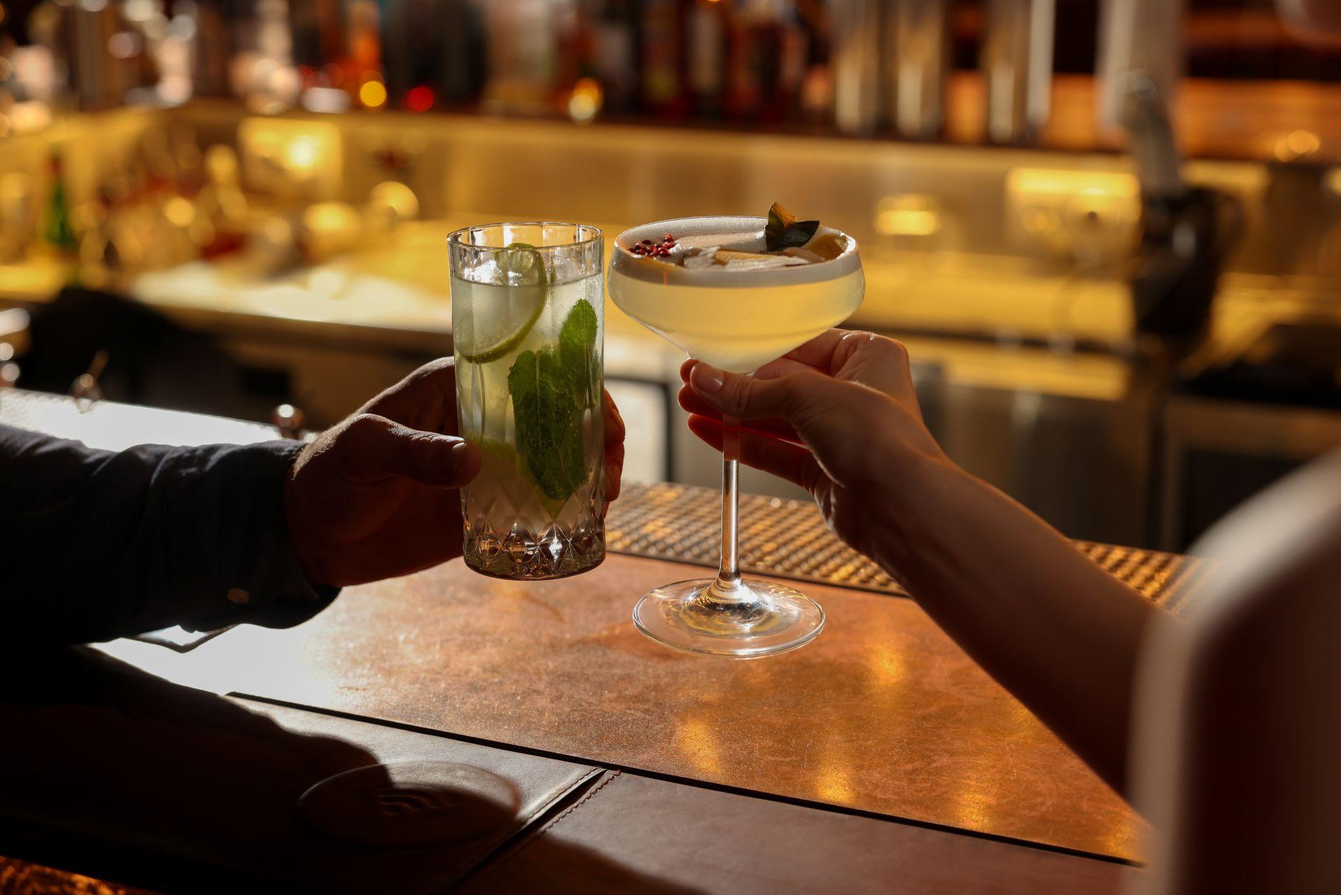 Zwei stilvolle Cocktails an einer Bar in Duesseldorf, aufgenommen in eleganter Abendstimmung