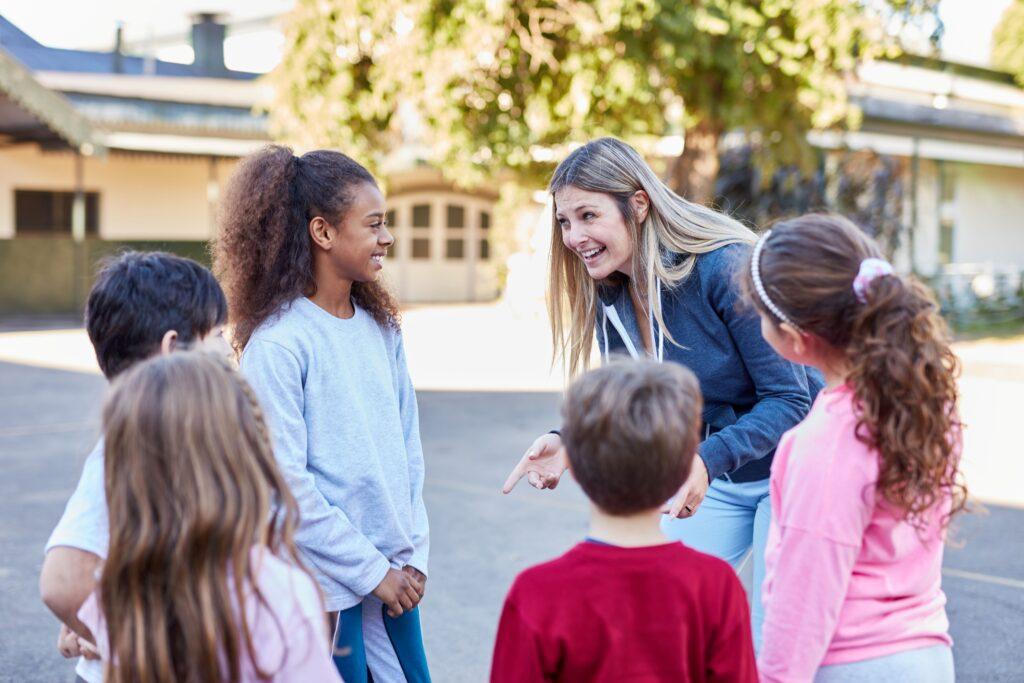 Kindergruppe mit Betreuerin draußen