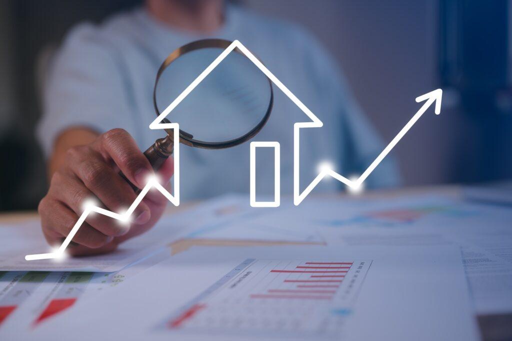 Immobilienbewertung mit Lupe und Diagramm | Fronius Symo