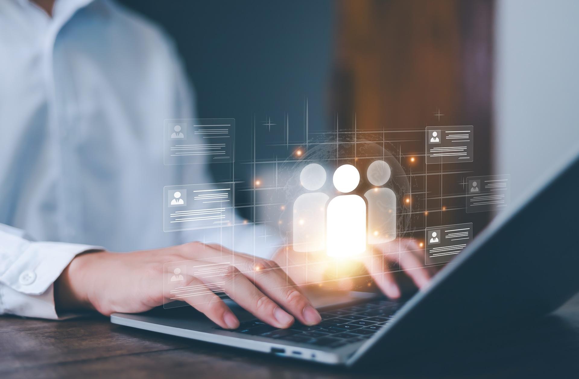 Laptop zeigt digitale Personenprofile im HR-Bereich | EAP Beratung