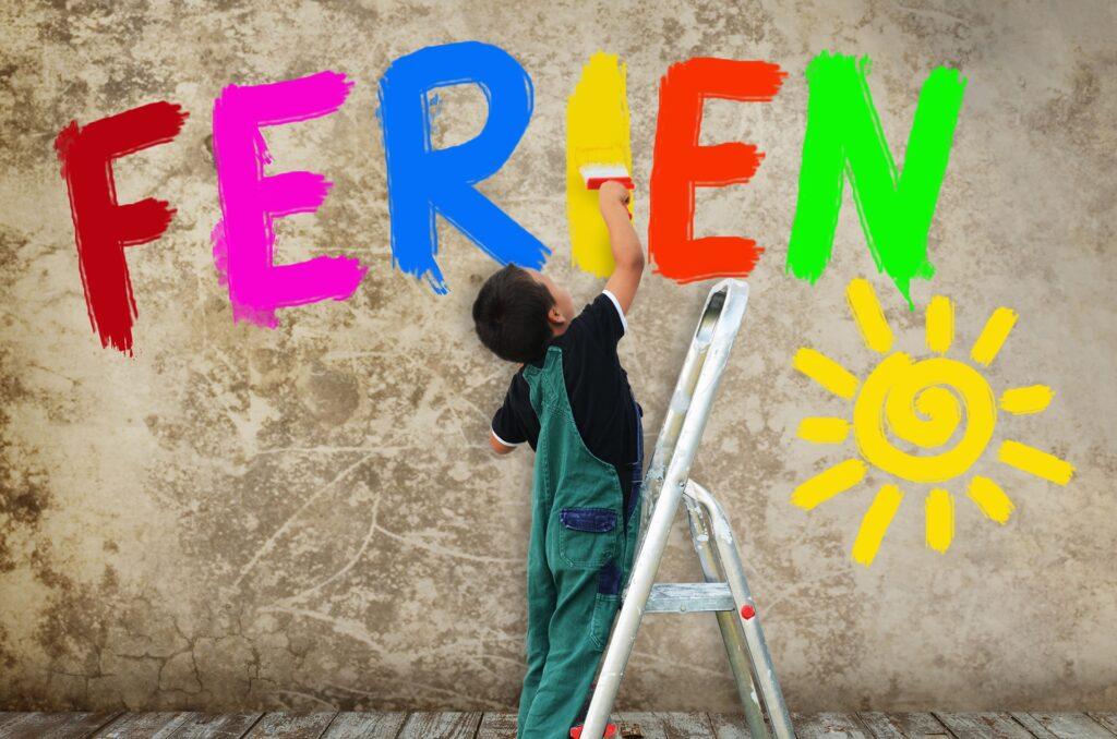 Kind bemalt bunte Ferienwand mit Farbe | Ferienbetreuung